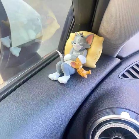 Cute figures on your car Tom Et Jerry, Girly Car Accessories, Car Deco, Cool Car Accessories, Cat And Mouse, Car Interior Design, Girly Car, Mini Desk, Tom Jerry