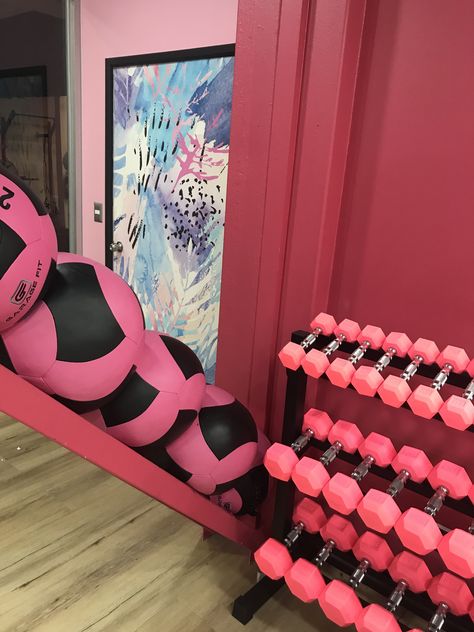 Pink Weights Aesthetic, Buff Barbie, Pink Home Gym, Gym Aesthetic Pink, Pink Gym Aesthetic, Weights Aesthetic, Pink Weights, Gym Barbie, Pink Gym Shorts