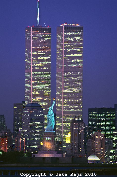 Statue of Liberty Between Twin Towers, World Trade Center at Twilight, New York City, New Jersey,  New York, designed Minoru Yamasaki Kota New York, Photographie New York, World Trade Center Nyc, World Of Wanderlust, Ville New York, One World Trade Center, Ny City, Trade Centre, Twin Towers