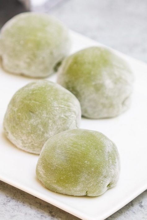 Easy Green Tea Mochi (Matcha Mochi Recipe) Flavored Mochi Recipe, كريم بروليه, Green Tea Mochi, Matcha Mochi, Kue Macaroon, Strawberry Mochi, Mochi Recipe, Japanese Treats, Mochi Cake