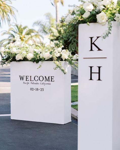 Welcome Back Party Decorations, Modern Reception Decor, Elegant Reception Decor, Business Launch Party Ideas, European Wedding Decor, Welcome Party Ideas, Business Launch Party, Wedding Program Sign, Event Booth Design