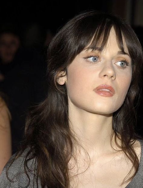 Young Zooey Deschanel, Andromeda Black, Zooey Deschanel Style, Manic Pixie, Hair With Bangs, Zooey Deschanel, Maquillaje Natural, 인물 사진, I Love Girls