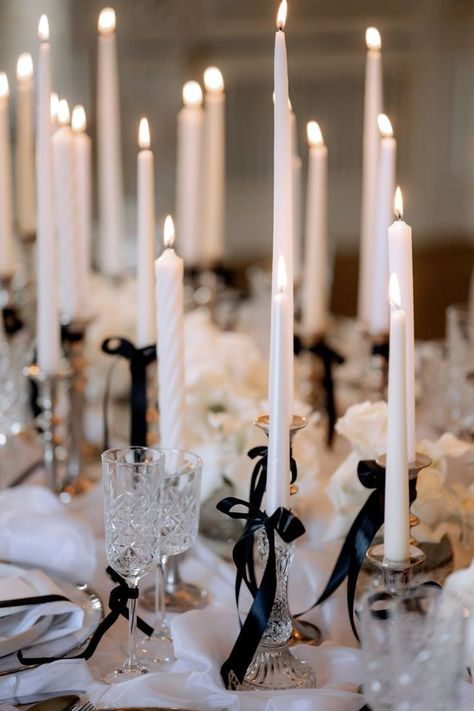 White And Black Dinner Party, Black And Pearl Wedding, White Party Table Decor, Engagement Table Decor, Black And White Dinner Party, Black And White Party Ideas, Old Money Party, Black And White Party Decorations, White Engagement Party