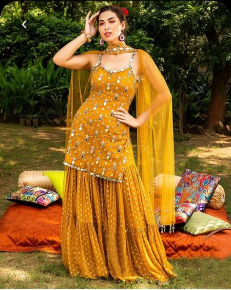 Dress For Haldi Function, Haldi Outfit For Bride, Yellow Sharara, Orang India, Haldi Ceremony Outfit, Haldi Dress, Sharara Designs, Haldi Outfits, Pengantin India