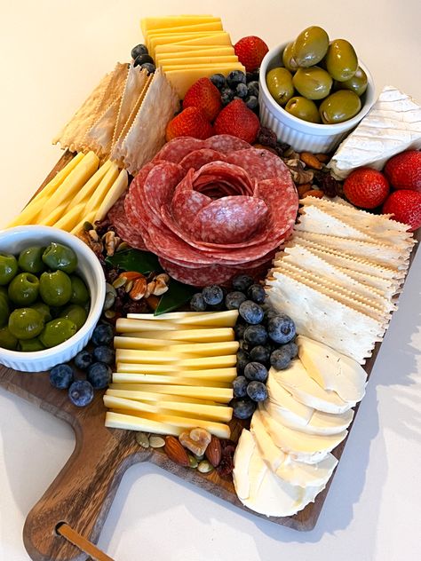 Fruits And Cheese Platter, Cracker And Cheese Board, Charcuterie Board With Baguette, Olive And Cheese Charcuterie Board, Olives Charcuterie Board, Cute Meat And Cheese Tray Ideas, Good Charcuterie Board Ideas, Birthday Cheese Platter, Chatureie Board