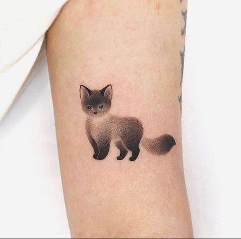 Dotted Tattoo Design, Handpoke Tattoo Ideas, Tattoo Puntillismo, Tattoo Dot Work, Stippling Tattoo, Pointillism Tattoo, Micro Tattoo, Fox Tattoo Design, Tattoo Cute