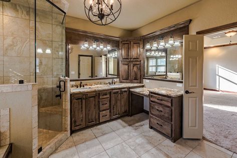 Western Ranch House Plans, Western Style Master Bath, Bathroom Remodel Western, Bathroom Remodel Western Style, Barndominium Guest Bathroom, Master Bathrooms Western, Western Ranch House, Barndo Interior, Master Western Bedroom