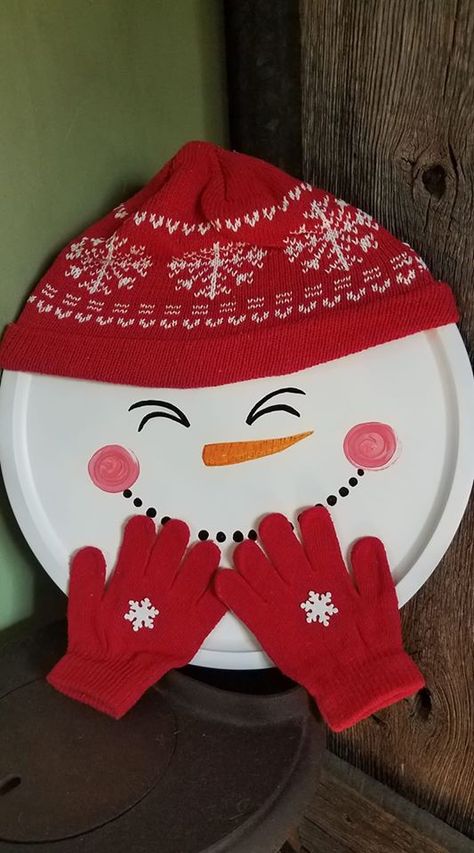 Dt pizza pan, hat, gloves. Sprayed pan white, painted face, hot glued his clothes. Decoracion Navidad Diy, Diy Snowman Hat, Snowman Crafts Diy, Snowman Hat, Christmas Crafts For Kids To Make, Diy Snowman, Fun Christmas Crafts, Holiday Crafts Christmas, Snowman Crafts