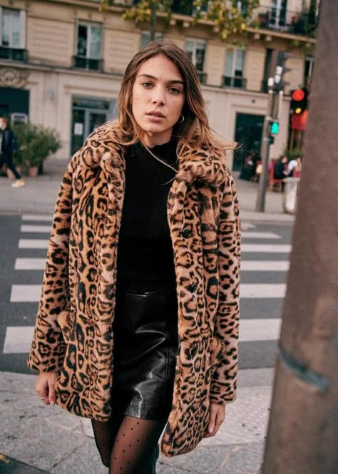 Leopard Print Jacket Outfit Winter, Leopard Print Coat Outfit Winter, Animal Print Fur Coat, Leopard Print Photoshoot, Cheetah Print Coat Outfits, Animal Print Jacket Outfit, Animal Print Coat Outfit, Leopard Fur Coat Outfit, Leopard Print Jacket Outfit