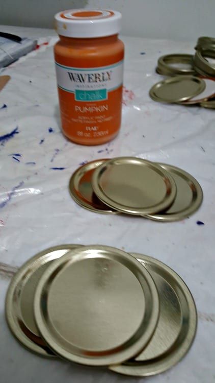 Canning Flats Crafts, Canning Lid Pumpkin, Jar Lid Pumpkins, Mini Wreath Ornaments, Canning Ring Pumpkin, Mason Jar Lids Crafts, Lid Crafts, Jar Lid Crafts, Mason Jar Pumpkin