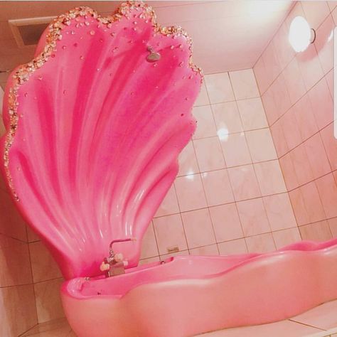 Pink Sea shell bathtub & shower, unknown location. Shell Bathtub, Mermaid Home, Mermaid Things, Hello Kitty Bathroom, Mermaid Home Decor, Mermaid Bathroom, Tout Rose, Pink Sea, Cute Dorm Rooms