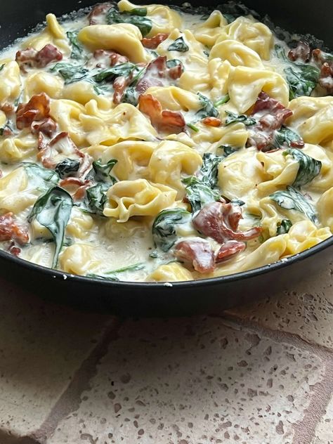 Tortellini Carbonara With Spinach – Cook Plate Fork Spinach And Tortellini Casserole, Tortellini Carbonara Recipes, Easy Cream Sauce, Tortellini Carbonara, Cheese Tortellini Recipes, Traditional Spaghetti, Tortellini Alfredo, Spinach Tortellini, Tortellini Bake