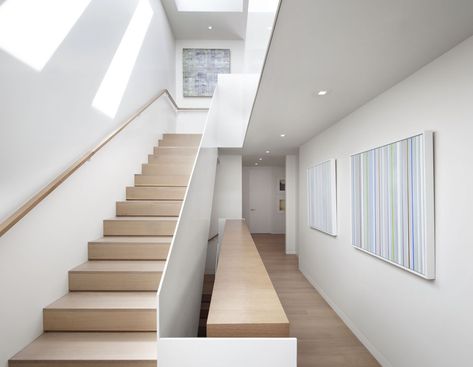 Modern white staircase - Home Decorating Trends - Homedit Staircase Landing, White Staircase, White Stairs, Contemporary Stairs, Contemporary Staircase, Staircase Remodel, Stairway Design, Steel Railing, Stair Case