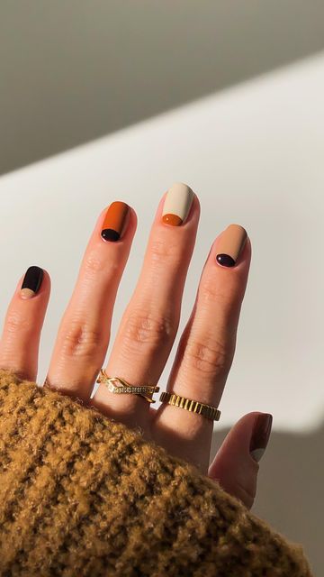 Easy Fall Short Nails, Manicure Ideas Halloween, Short Nail Designs October, Minimalist Nail Art Fall, Cool Fall Nail Designs, Diy Nail Ideas Easy, October Nail Colors 2024, Fall Nail Art Tutorial, Short Minimal Nails