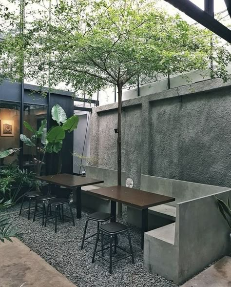 Industrial Chic Exterior, Maximize Seating In Small Restaurant, Backyard Coffee Shop Ideas, Coffee Shop Outdoor Design, Coffee Shop Design Outdoor, Minimal Cafe Design, Outdoor Coffee Shop, Coffee Shop Garden, Coffee House Design