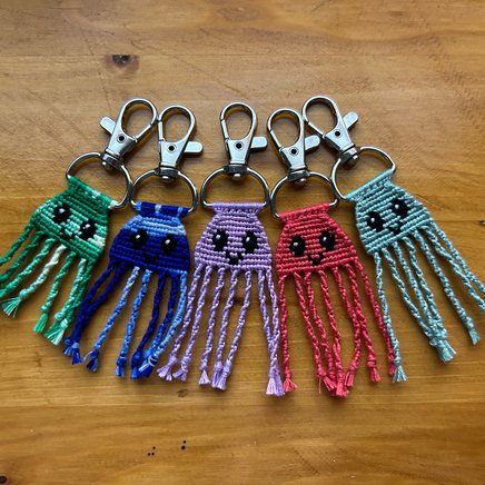 Alpha Keychain Pattern Tutorial, Diy Friendship Keychains, Alpha Keychain Pattern Easy, Beginner Alpha Pattern, Alpha Bracelet Pattern Keychain, Alpha Patterns Tutorial, Alpha Patterns Keychain, How To Do Alpha Patterns, Alpha Keychain Pattern