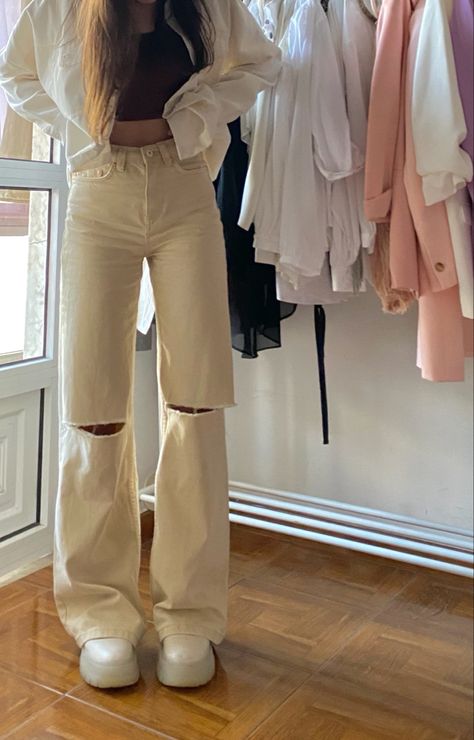 Fits With Beige Pants, Beige Flare Pants Outfit Winter, Outfits For Beige Pants, Tan Zara Jeans Outfit, What To Wear With Beige Jeans, Outfit With Beige Jeans, Beige Bottom Outfit, Tan Pants Outfit Aesthetic, Beige Flare Jeans Outfit