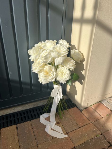 Modern wedding bouquet with long stemmed white reflexed roses Friendsmas Recipes, Long Stem Peony Bouquet, Bridesmaid Bouquet Ribbon, Wedding Bouquet Stem Wrap, White Roses For Wedding, White Long Stem Rose Bouquet, Reflexed Rose Bouquet, Long Stem Bridal Bouquet, Bouquet With Long Ribbon