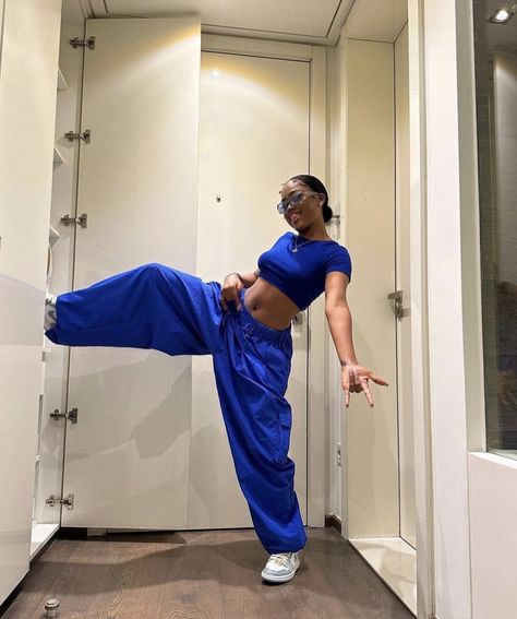 Zumba Outfits For Women Aesthetic, Hip Hop Competition Costume, Blue Hiphop Outfit, Royal Blue Rave Outfit, Open Pants Outfit, Baggy Dance Outfit, Commercial Dance Outfit, Dancer Outfits Hip Hop Street, Hiphop Dance Outfit Aesthetic