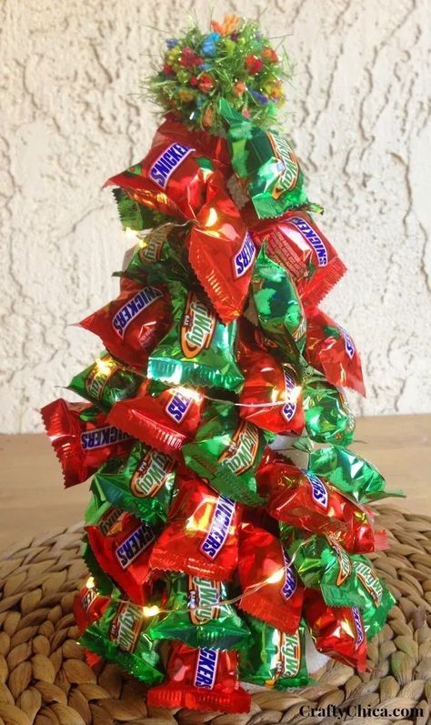 Candy Tree DIY (With lights!) - The Crafty Chica Christmas Candy Crafts, How To Make Candy, Diy Christmas Candy, Candy Arrangements, Christmas Candy Gifts, Candy Bouquet Diy, Candy Christmas Tree, Candy Tree, Candy Crafts