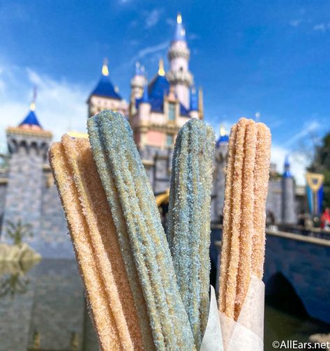 Disneyland Churros, Disney World Snacks, Royal Cupcakes, Disneyland Treats, Best Disneyland Food, Disneyland Snacks, Mint Julep Bar, Best Disney Restaurants, Disneyland Restaurants