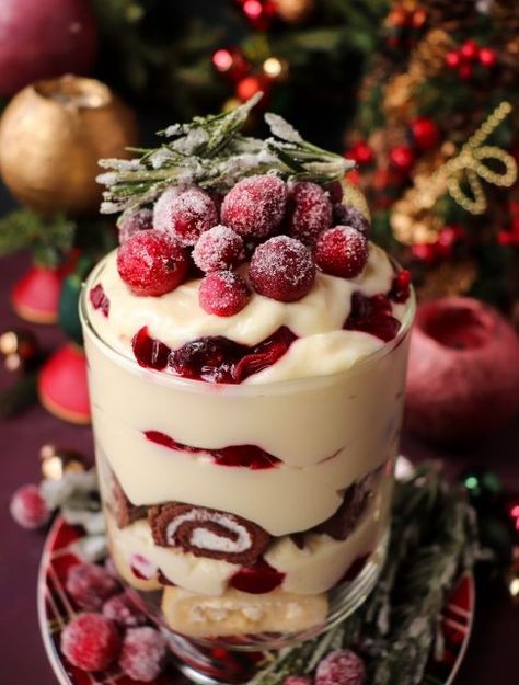 Cranberry Trifle (Easy Christmas Dessert) Christmas Pavlova Trifle, Christmas Mini Triffles, Cold Christmas Desserts, Christmas Truffle Bowl Desserts, Christmas Brownies Ideas Easy, Cranberry Desserts Christmas, Holiday Trifle Desserts Christmas, Xmas Trifle, Christmas Trifle Desserts