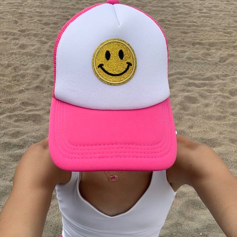 Preppy smiley face hat at beach lululemon Jaime Core, Preppy Hats, Preppy Sunglasses, Smiley Hat, Preppy Smiley Face, Smiley Face Hat, Preppy Wishlist, Hangout Fest, Preppy Ideas