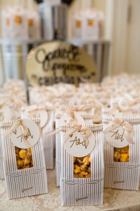 Edible Thank You Gifts, Edible Favors Wedding, Fall Wedding Food, Backyard Wedding Favors, Popcorn Wedding Favors, Edible Party Favors, Marina Wedding, Food Wedding Favors, Wedding Favours Luxury