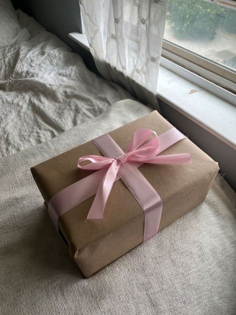 Diy Valentines Wrapping Paper, Valentines Gifts For Blue Collar Boyfriend, Cute Christmas Packaging, Gift For Boyfriend Aesthetic, Present Box Aesthetic, Coquette Gift Wrapping, Coquette Birthday Gifts, Cute Diy Aesthetic, Aesthetic Gift Box Ideas