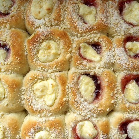 Hungry Hungry Highness: Kolaches - Great recipe for cream cheese filling Bohemian Recipes, Kolache Recipe, Slovak Recipes, Czech Recipes, Sweet Rolls, Hungarian Recipes, Bread Machine Recipes, Cream Cheese Recipes, Sweet Roll