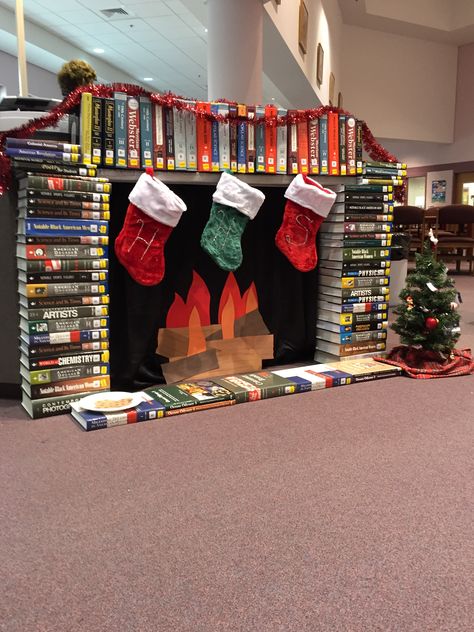 Christmas Library Decorations Ideas, Library Arrangement Ideas, Christmas Book Fair Ideas, Christmas Decorations For Library, Library Holiday Decorations, Christmas Library Activities, Holiday Book Display, Library Christmas Decor, Christmas Book Display Library