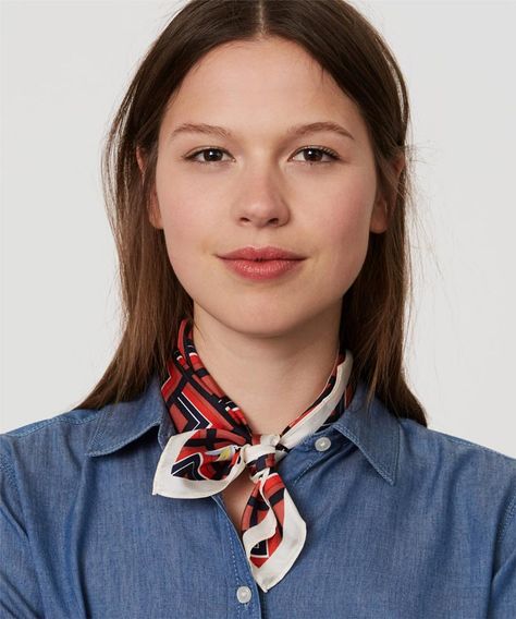 6 ways to wear a neckerchief Classic Neckerchief Outfit, Neck Scarf Outfit, How To Fold Scarf, Square Scarf Tying, Neckerchief Women, Classic Fashion Pieces, Womens Neck Scarf, Autumn Accessories, Ways To Tie Scarves