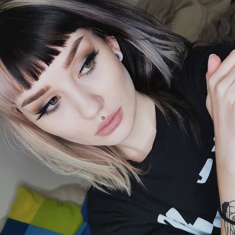 E Girl Hairstyles, Pelo Color Borgoña, E Girl Hair, Color Block Hair, Split Dyed Hair, Latest Hair Trends, Split Hair, Hair Color Pastel, Edgy Hair