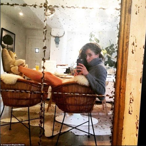 The star has added depth to the room with an aged vintage mirror, which she's placed behin... Meghan Markle Toronto, Meghan Markle House, Meghan Markle Instagram, Estilo Meghan Markle, Suits Actress, Prince Harry Et Meghan, Toronto Home, Delete Instagram, The Tig