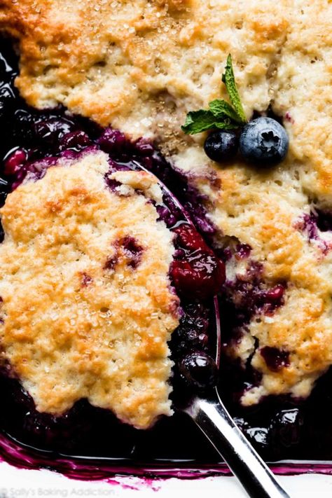 A delicious and easy summer dessert, this mixed berry cobbler combines fresh berries and a buttery biscuit topping. Serve warm or at room temperature with vanilla ice cream. Recipe on sallysbakingaddiction.com Mixed Berry Cobbler, Berry Cobbler Recipes, Sallys Baking, Easy Summer Dessert, Cheesecake Oreo, Berry Cobbler, Fruit Cobbler, Blueberry Cobbler, Buttery Biscuits