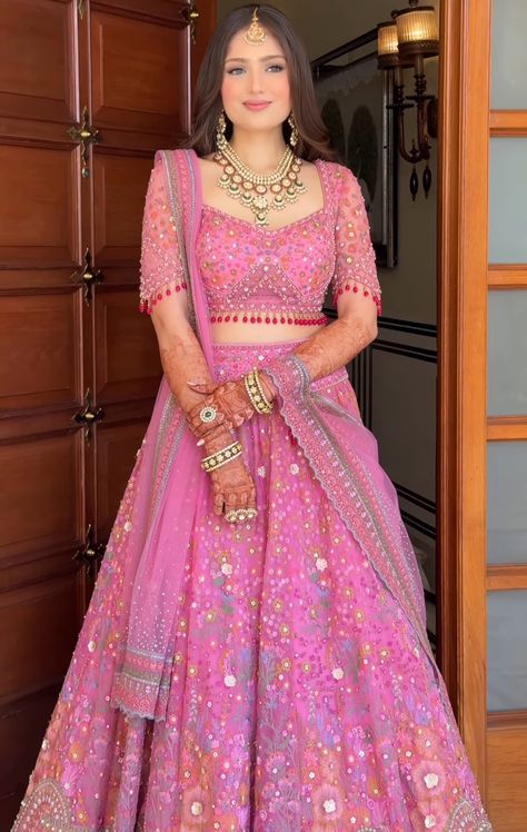 Gold Lehenga Simple, Trendy Lengha Designs, Bride Engagement Outfit Indian, Lehenga Styling Ideas, Reception Lehenga Bridal Indian, Clothing Styles Ideas, Clothes Style Ideas, Engagement Looks For Indian Bride, Birth Calendar