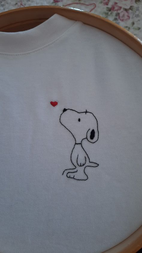 Embroidered Snoopy handmade on a T-shirt How To Embroider On A Tshirt, Snoopy Embroidered Sweatshirt, Snoopy Embroidery Pattern, Cute Embroidery Ideas Shirts, Embroidery Designs On Tshirt, Tshirt Embroidery Diy, Embroidery Designs Tshirt, Embroidery Snoopy, T Shirt Embroidery Diy