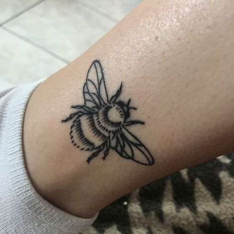 Be Extraordinary Tattoo, Bee Tattoo Ideas Vintage, Back Of Knees Tattoos, Insect Leg Tattoo, Bee Tattoo On Leg, Simple Black And Grey Tattoos, Bee Tattoo Back Of Arm, Bee Tattoo Leg, Bee Leg Tattoo