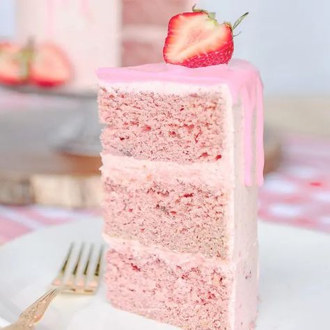 Feeze dried strawberry cake recipe from scratch | Sugar Geek Show Strawberry Cake From Scratch, Strawberry Cake Recipe, Sugar Geek, Strawberry Cream Cheese Frosting, Fresh Strawberry Cake, Freeze Dried Raspberries, Strawberry Cake Recipes, Torte Cupcake, Dried Raspberries