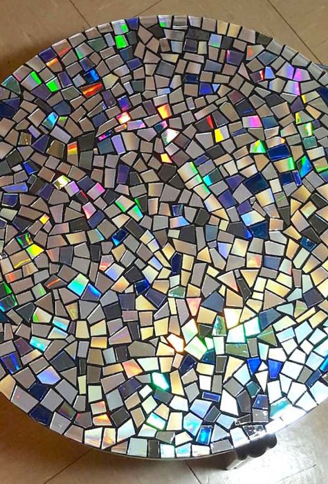 dc table mosaic Crafts With Cds, Cd Mosaic, Old Cd Crafts, Furniture Color Schemes, Table Mosaic, Big Clocks, Cd Diy, Creative Diy Projects, Diy Playhouse