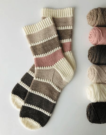 Knitted Socks Free Pattern, Crochet Socks Pattern, Beginner Knitting Patterns, Fair Isles, Hand Knit Socks, Socks Pattern, Sock Knitting Patterns, Crochet Socks, Scarf Knitting Patterns