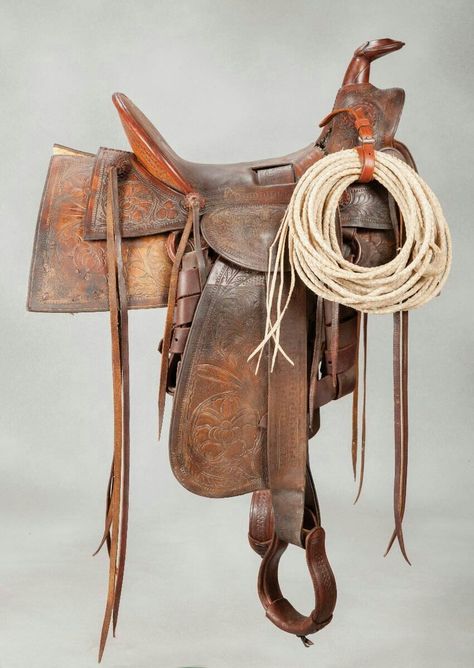 Horse With Saddle, Roping Saddles, Western Horse Saddles, Saddle Rack, Old Western, Western Saddles, Cowboy Gear, Wilde Westen, Western Horse Tack