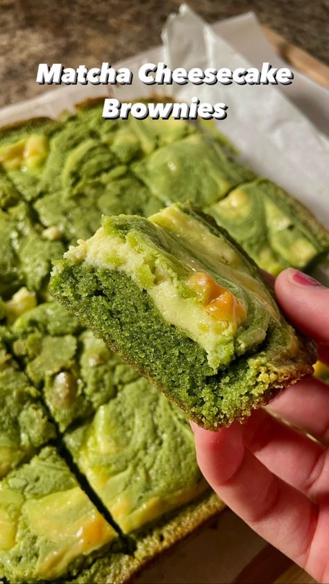 Strawberry Matcha Brownies, Matcha Cheesecake Brownies, March Dessert Ideas, Matcha Brownies Recipes, Matcha Baking Recipes, Christmas Baked Goods Gifts, Matcha Treats, Matcha Recipe Baking, Matcha Dessert Recipes