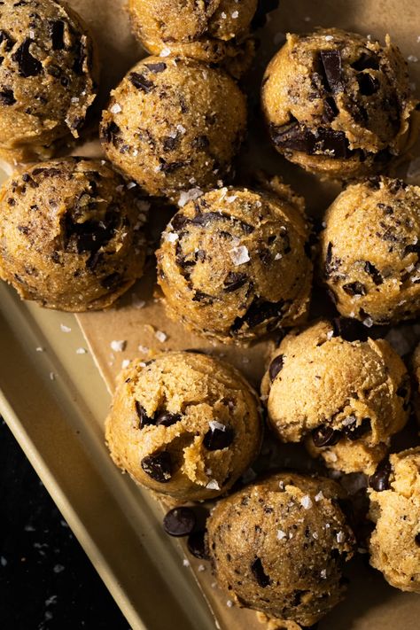 (Brown Butter!) Keto Cookie Dough - gnom-gnom Keto Cookie Dough, Butter Bites, Brown Butter Cookies, Keto Chocolate Chip Cookies, Chocolate Bites, Keto Chocolate Chips, Browned Butter, Low Carb Cookies, Low Carb Baking