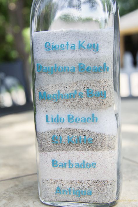 This beach souvenir is simple to make with a Cricut Explore Air 2. Cricut Souvenir Ideas, Beach Sand Jars Vacation Memories, Diy Beach Souvenirs, Beach Souvenir Ideas, Beach Sand Keepsake, Sand Collection Display, Sand Jars, Goa Airport, Sand Bottles