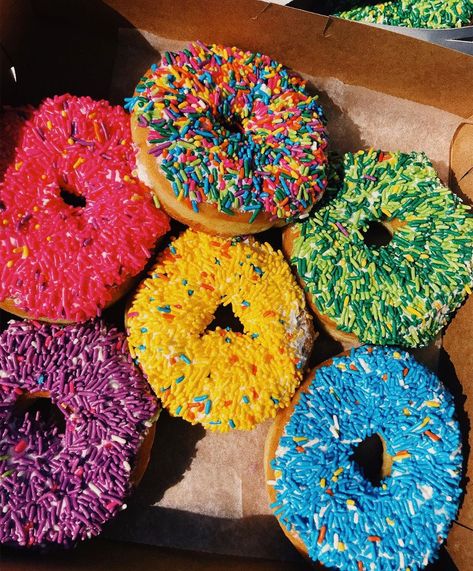 Sprinkled Donuts 🌈😋🍩 #teenthings Pastel Cupcakes, Junk Food Snacks, Food Goals, Donut Recipes, Unhealthy Food, Beignets, Pretty Food, Food Cravings, I Love Food