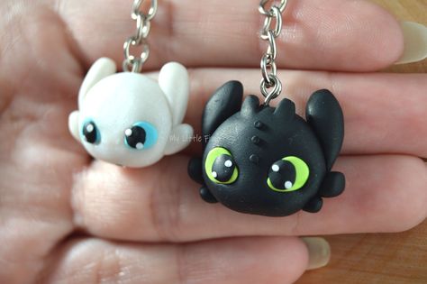 Diy Clay Crafts Couple, Toothless Clay Art, Toothless Polymer Clay, White Clay Art, Dragon Clay Art, Couple Clay Ideas, Toothless Keychain, Light Clay Ideas, Clay Toothless