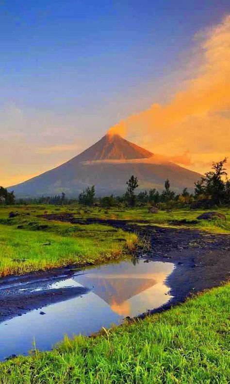 10 Most Famous Travel Destinations In Philippines | Mayon Volcano ,Philippines Philippines Wallpaper, Mayon Volcano, Siargao, Quezon City, Bohol, Philippines Travel, Padang, Palawan, Alam Semula Jadi