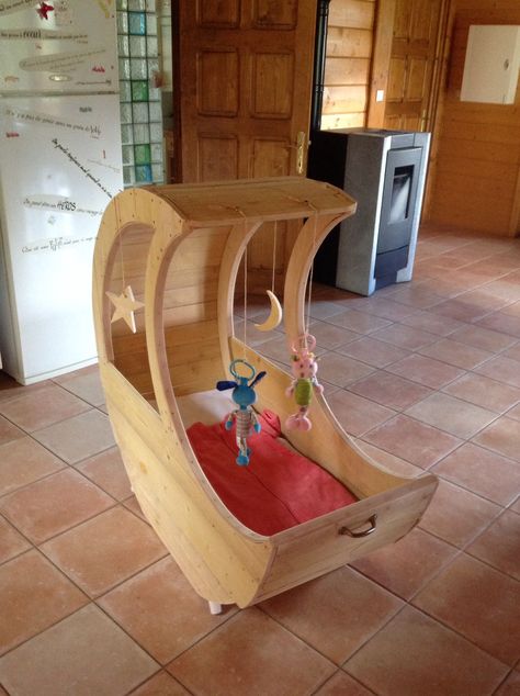 Cool Une Version "Ouverte" Du Berceau Lune / An Open Version of the Half-moon Cradle  #battens #cradle #half-moon #kids #mooncradle #recyclingwoodpallets Built using battens. I'm a woodworking beginner, so it took me three weekends to make it!   Fabriqué en utilisant des voliges. Débutante, il m'a ... Crib Plans, Pallet Headboards, Moon Cradle, Pallet Bed Headboard, Pallet Bed Frames, Puppy Bed, Pallet Headboard, Pallet Beds, Woodworking Chair