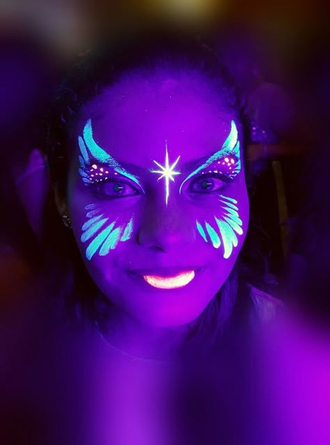 Pintura Facial Neon, Glow Face Paint, Black Light Makeup, Uv Face Paint, Neon Face Paint, Uv Makeup, Festival Face Paint, Glow In Dark Party, Face Paint Ideas